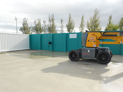 unroofed wash bay with crane